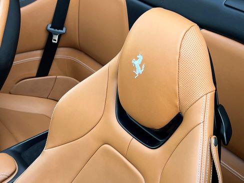 Used 2019 Ferrari Portofino RWD image 27