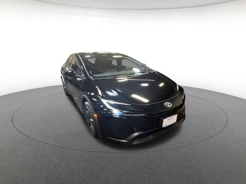 Used 2025 Toyota Prius LE image 3