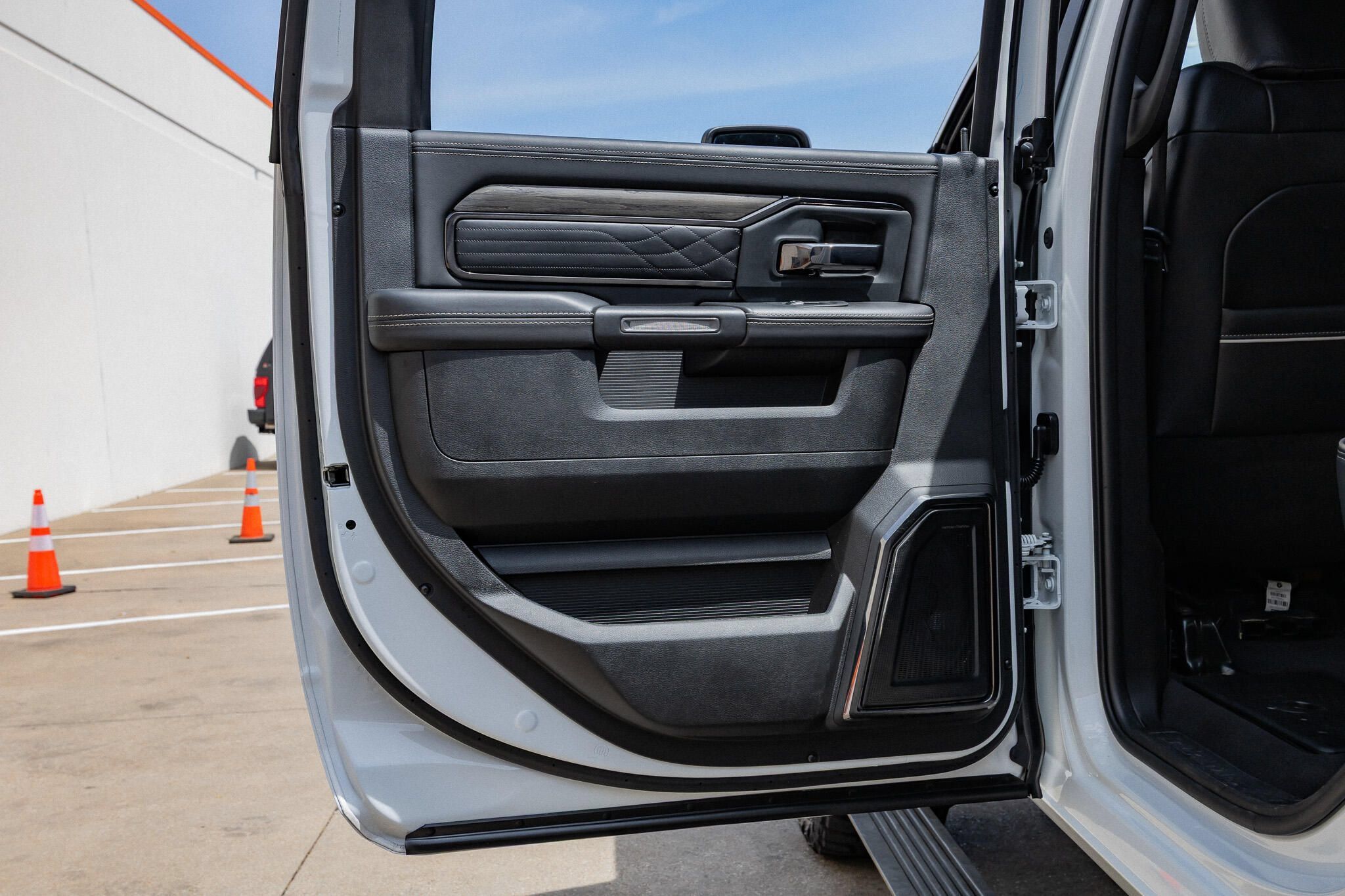 Used 2025 RAM 3500 Limited AWD/4WD image 39