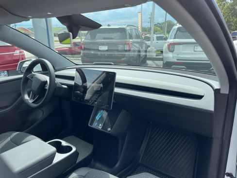 Used 2026 Tesla Model Y 2WD image 18