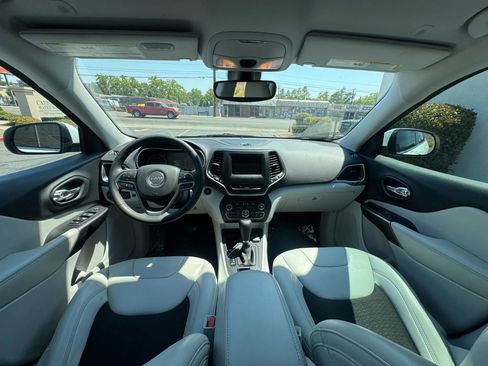 Used 2020 Jeep Cherokee Latitude Plus w/ Comfort/Convenience Group image 18