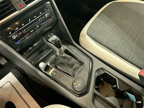 Certified 2025 Volkswagen Taos SE image 22