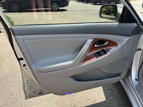 Used 2010 Toyota Camry LE FWD image 19