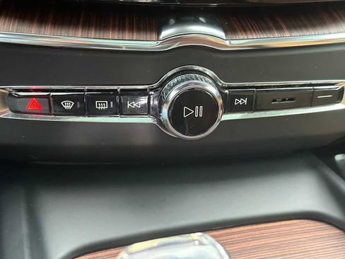 Certified 2023 Volvo XC60 T8 Ultimate w/ Climate Package image 29