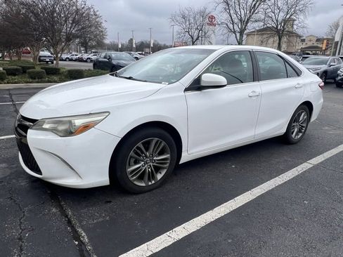 Used 2017 Toyota Camry SE image 3