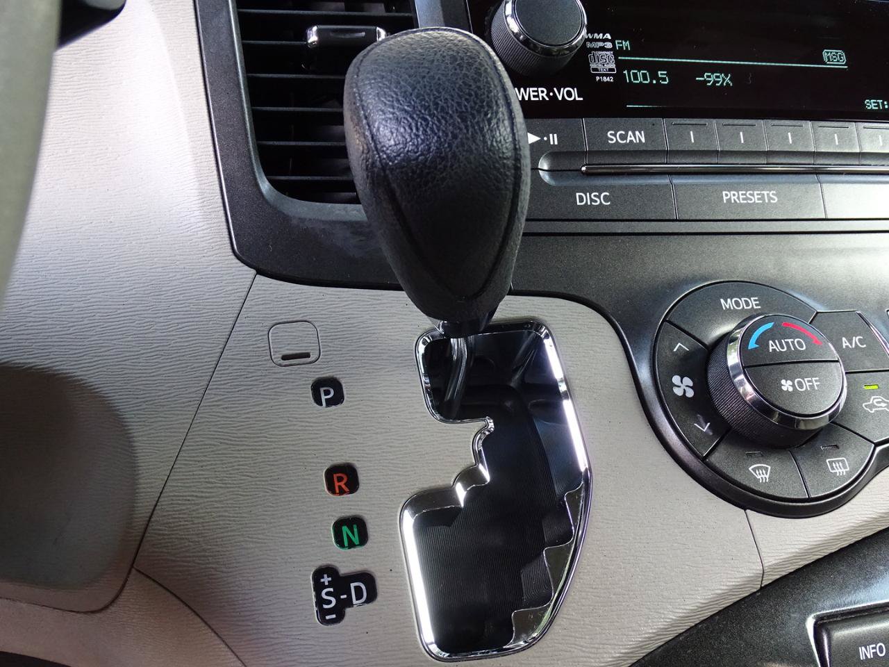 Used 2014 Toyota Sienna LE FWD image 24