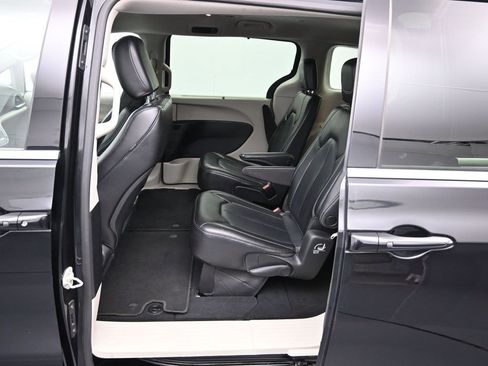 Certified 2023 Chrysler Pacifica Touring-L image 23