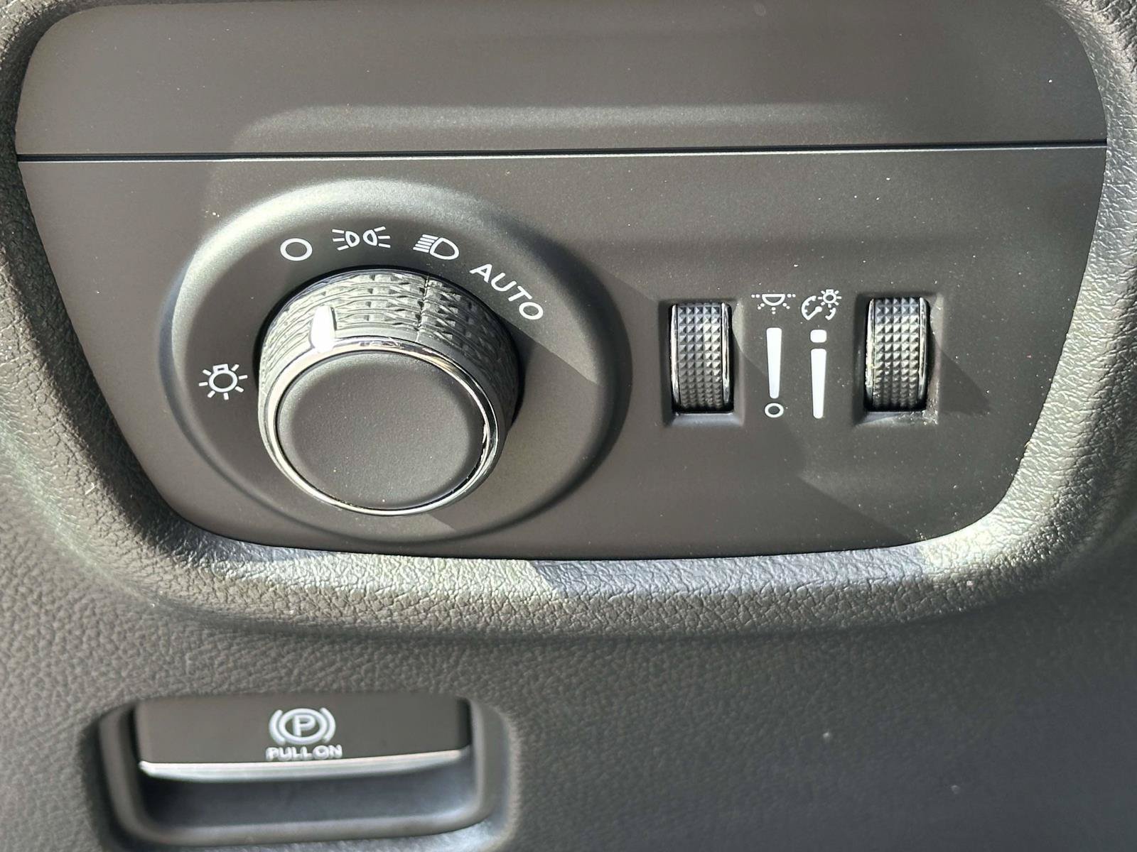 Used 2023 Jeep Grand Cherokee Laredo AWD/4WD image 15