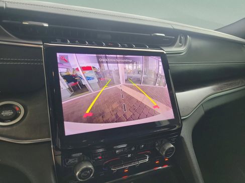 Used 2022 Jeep Grand Cherokee Overland w/ Luxury Tech Group IV image 20