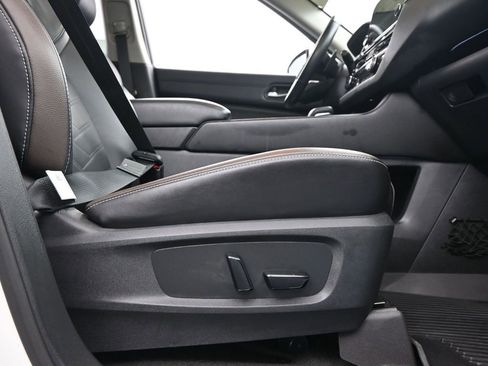 Used 2022 Nissan Pathfinder Platinum w/ Cargo Package image 15