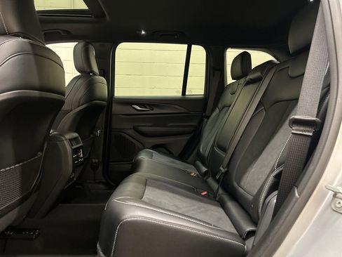 Used 2024 Jeep Grand Cherokee Altitude AWD/4WD image 8
