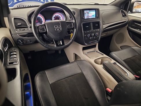 Used 2019 Dodge Grand Caravan SXT FWD image 6