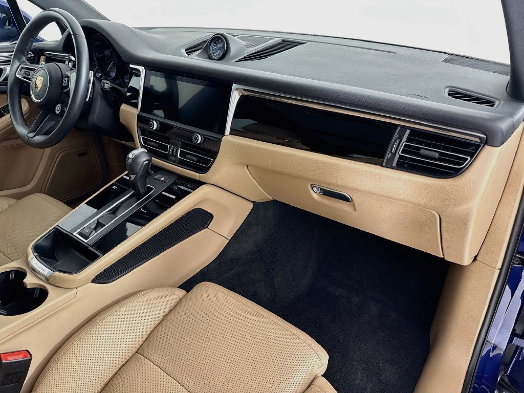 Certified 2025 Porsche Macan AWD/4WD image 31