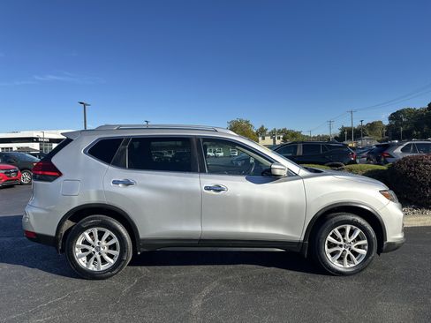 Used 2017 Nissan Rogue SV image 4