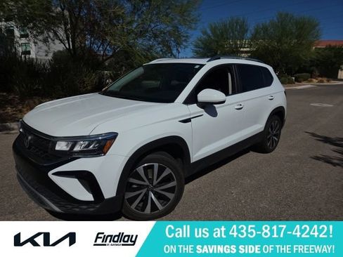 Used 2022 Volkswagen Taos SE FWD image 1