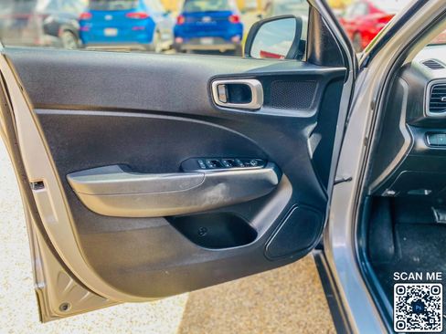 Used 2025 Hyundai Venue SE FWD image 17