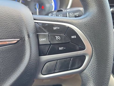 Used 2017 Chrysler Pacifica Touring FWD image 34