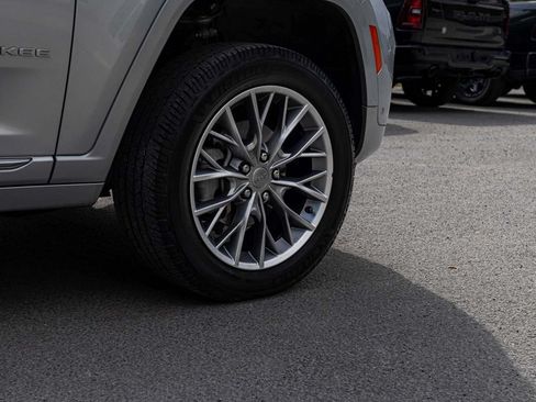 Used 2023 Jeep Grand Cherokee Summit AWD/4WD image 9