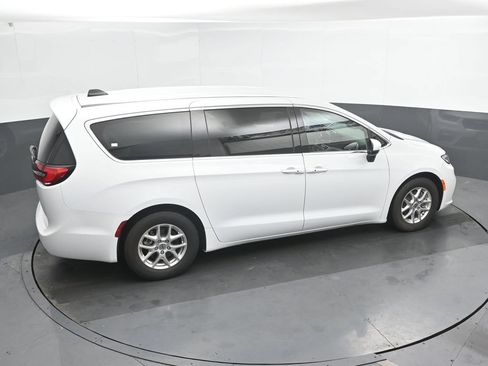 Used 2023 Chrysler Pacifica Touring-L FWD image 32