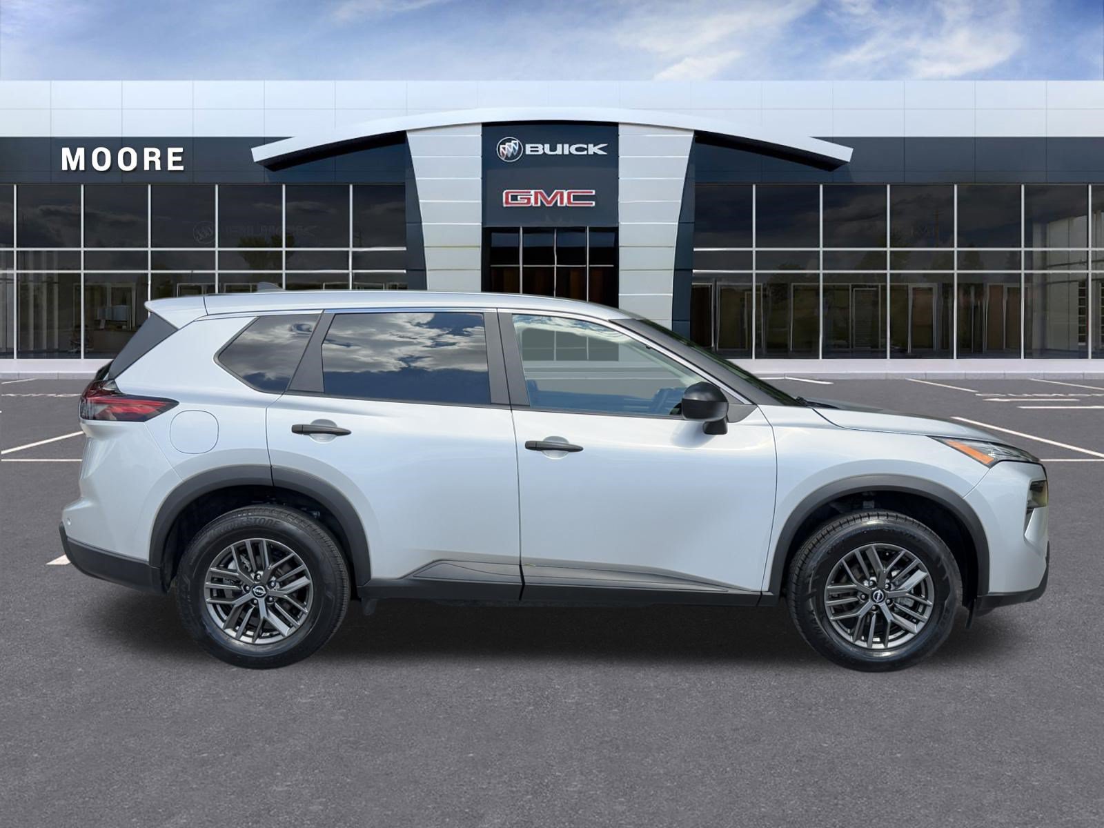 Used 2024 Nissan Rogue S FWD image 2