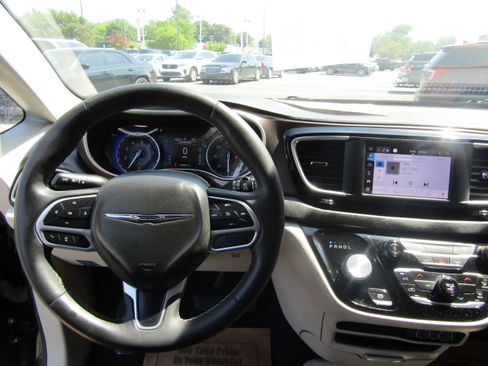 Used 2022 Chrysler Voyager LX image 25