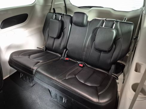 Used 2023 Chrysler Pacifica Touring-L image 23