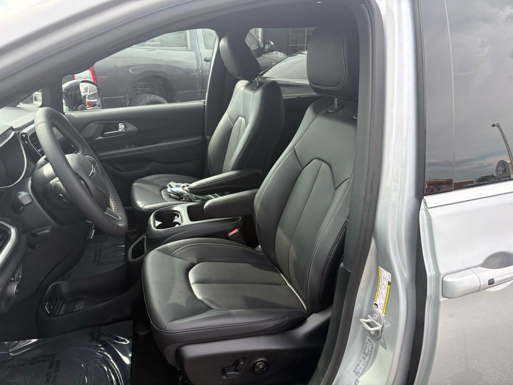 Used 2026 Chrysler Pacifica Select FWD image 22