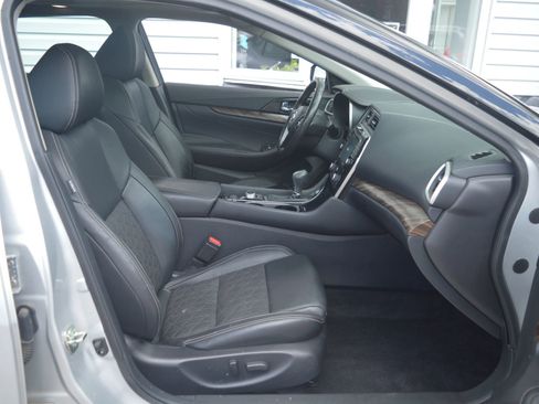 Used 2017 Nissan Maxima Platinum FWD image 17
