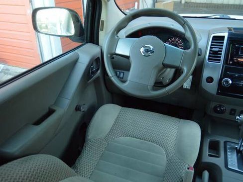 Used 2010 Nissan Frontier SE image 39