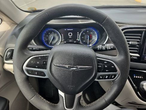 Used 2023 Chrysler Pacifica Touring-L FWD image 18