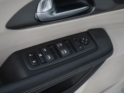 Used 2024 Chrysler Pacifica Touring-L image 23