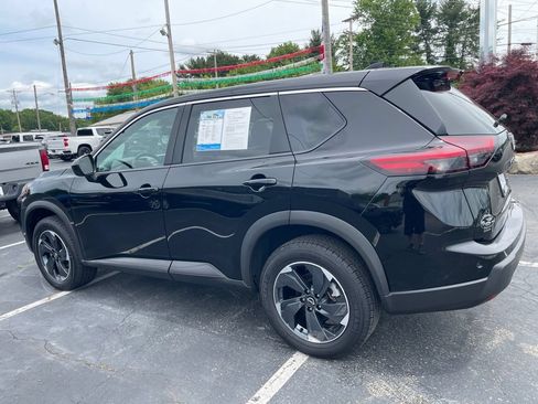 Used 2024 Nissan Rogue SV AWD/4WD image 4