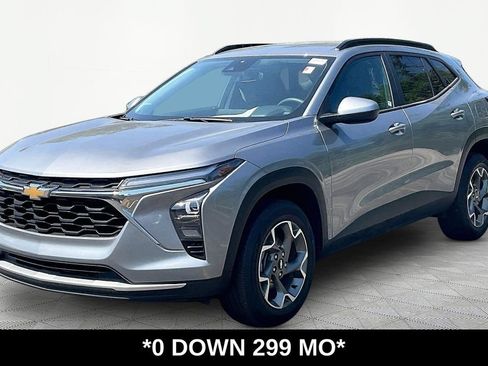Used 2025 Chevrolet Trax LT FWD image 1
