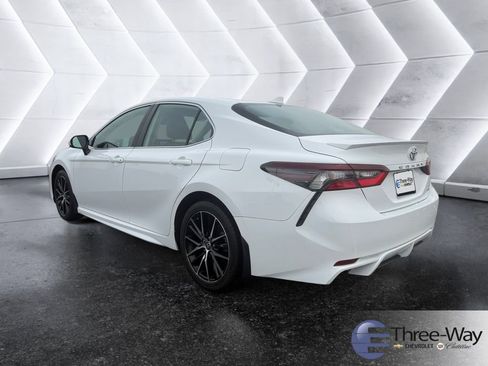Used 2024 Toyota Camry SE image 3