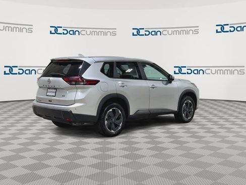 Used 2024 Nissan Rogue SV FWD image 8