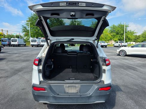 Used 2018 Jeep Cherokee Limited AWD/4WD image 6