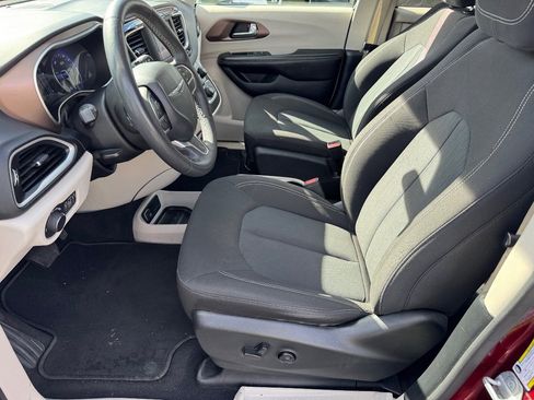 Used 2022 Chrysler Voyager LX image 26