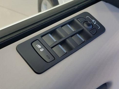 Used 2025 Land Rover Discovery Sport S image 13