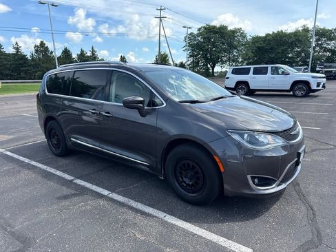 Used 2017 Chrysler Pacifica Touring-L Plus FWD image 1