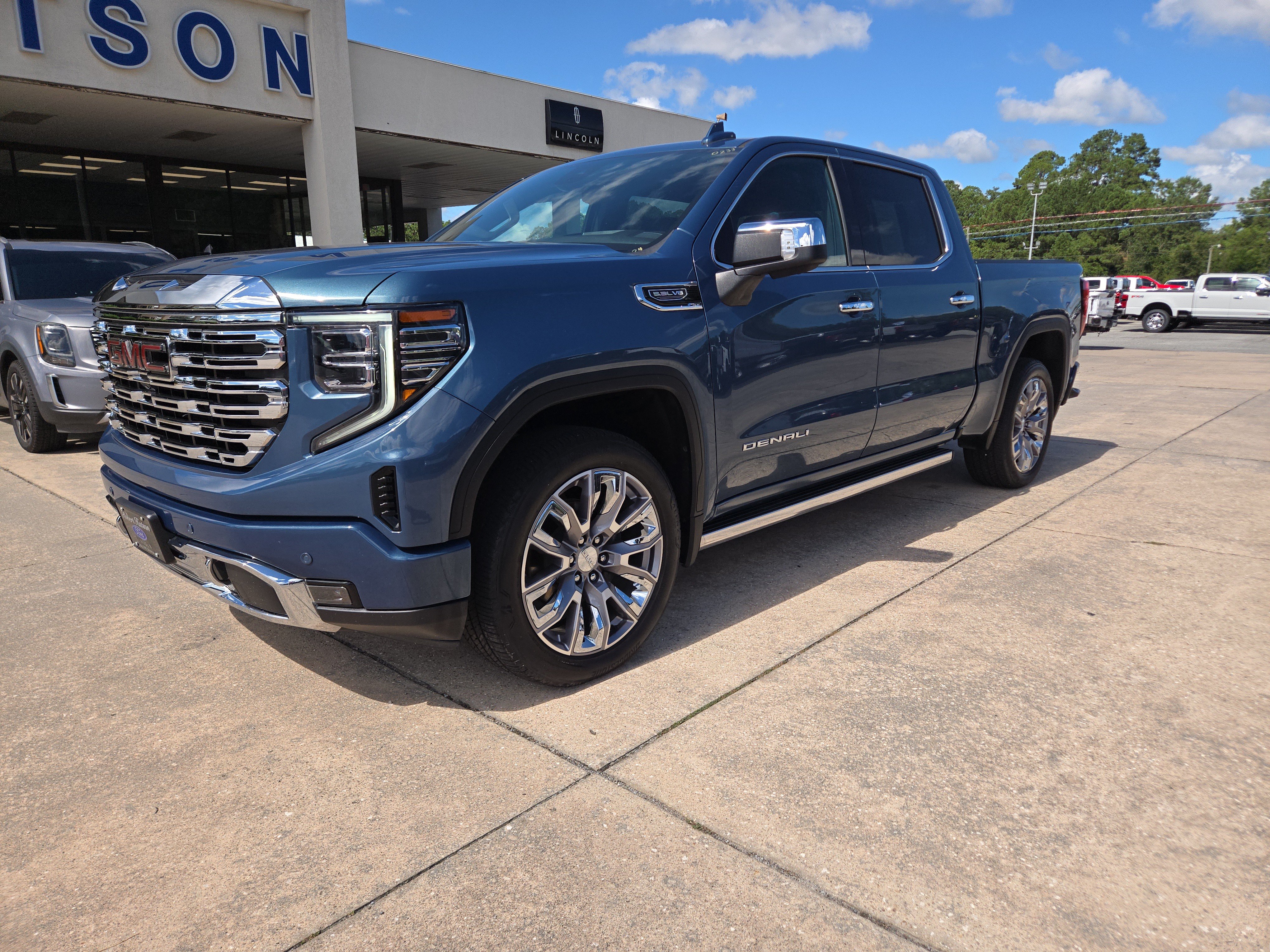 Used 2024 GMC Sierra 1500 Denali w/ Denali Reserve Package AWD/4WD image 2