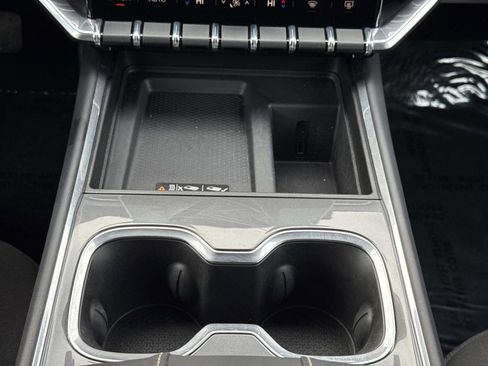 Used 2025 GMC Acadia Elevation image 6