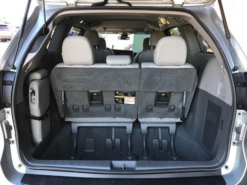 Used 2019 Toyota Sienna XLE image 11