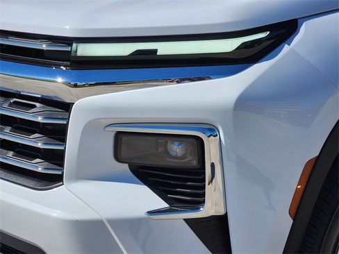 Used 2025 Chevrolet Traverse LT image 8