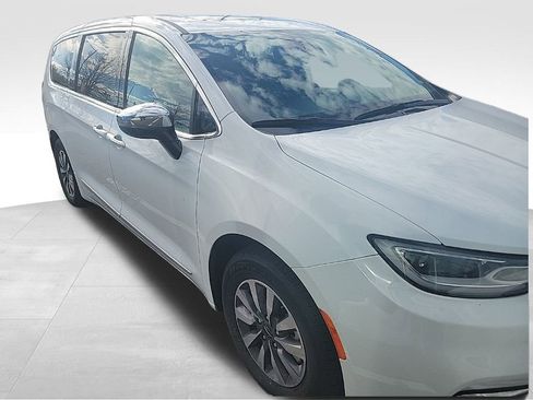 Used 2023 Chrysler Pacifica Limited image 4