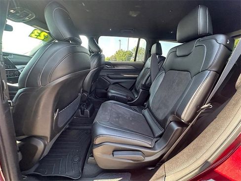 Used 2023 Jeep Grand Cherokee L Laredo image 15