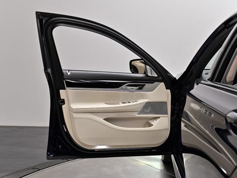 Used 2022 BMW ALPINA B7 xDrive AWD/4WD image 18
