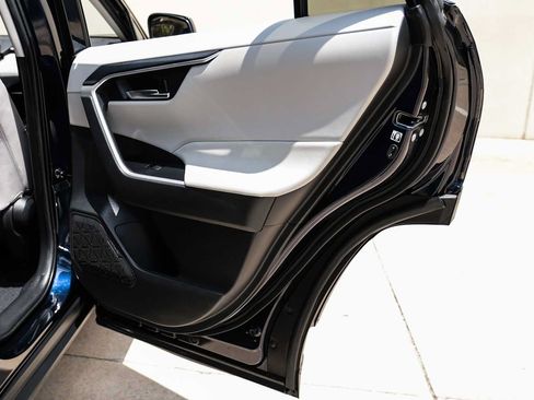 Used 2020 Toyota RAV4 XLE w/ Convenience Package FWD image 42