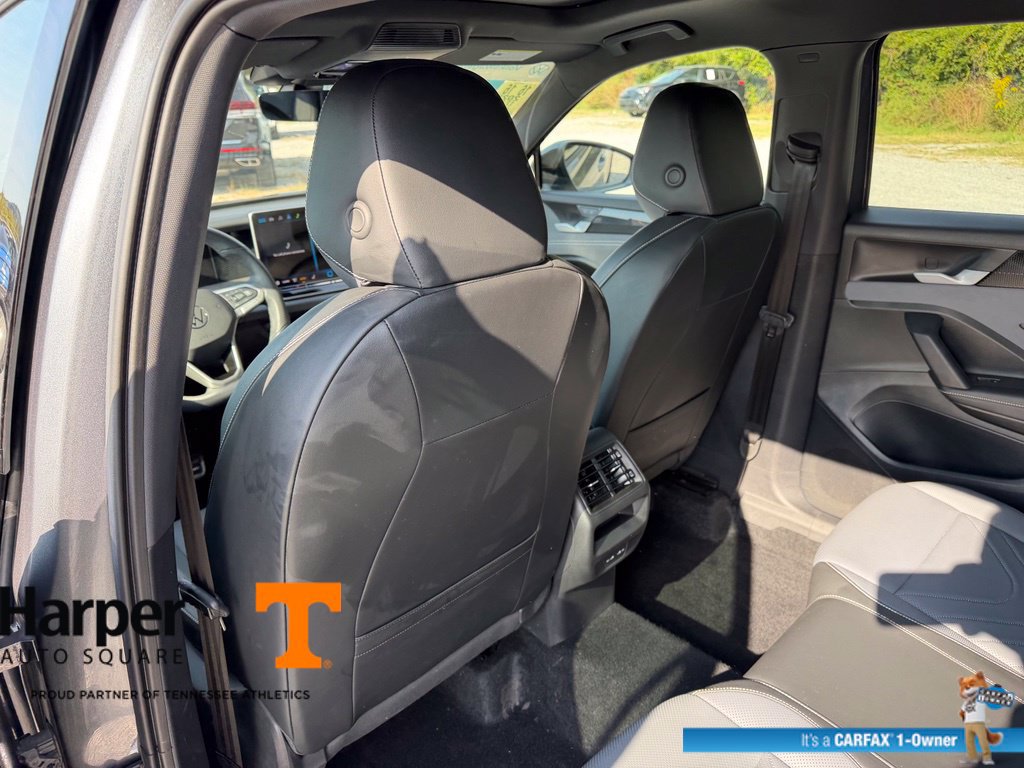 Used 2025 Volkswagen Tiguan SE R-Line FWD image 11