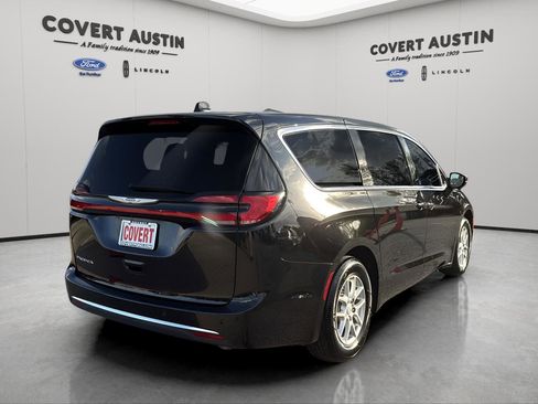 Used 2025 Chrysler Pacifica Select image 5