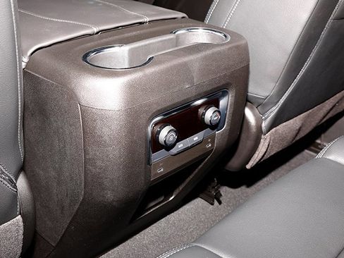 Used 2025 Chevrolet Suburban LS RWD image 20